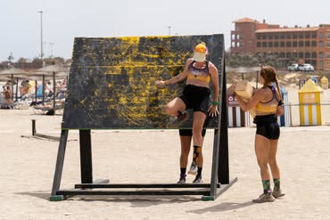 Participante superando un obstáculo de muro en Danger Extreme 2026